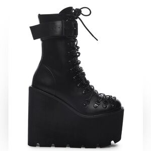 TRAITOR PLATFORM BOOTS